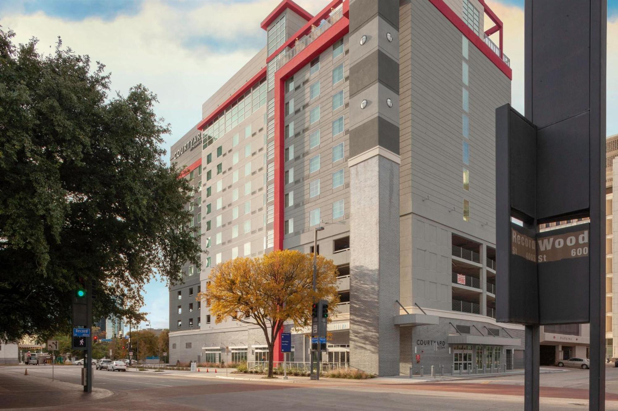 Courtyard By Marriott Dallas Downtown/Reunion District Exterior photo