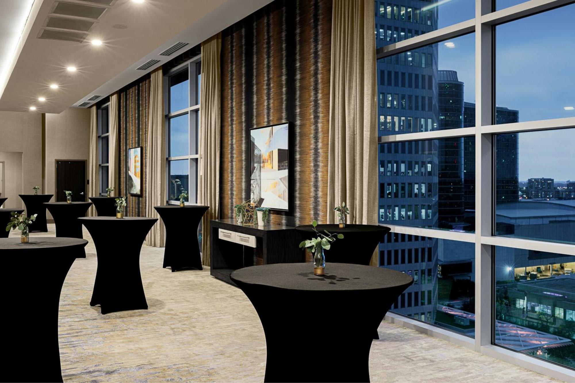 Courtyard By Marriott Dallas Downtown/Reunion District Exterior photo