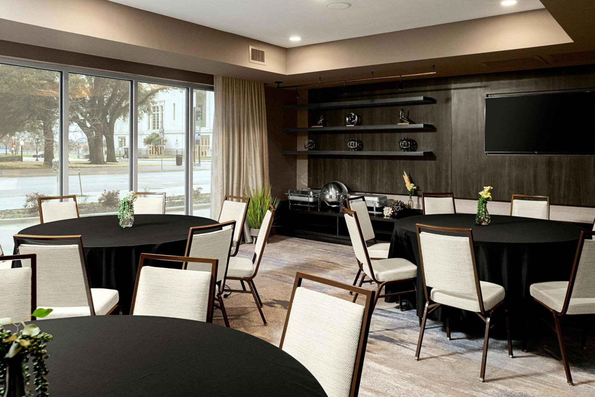 Courtyard By Marriott Dallas Downtown/Reunion District Exterior photo