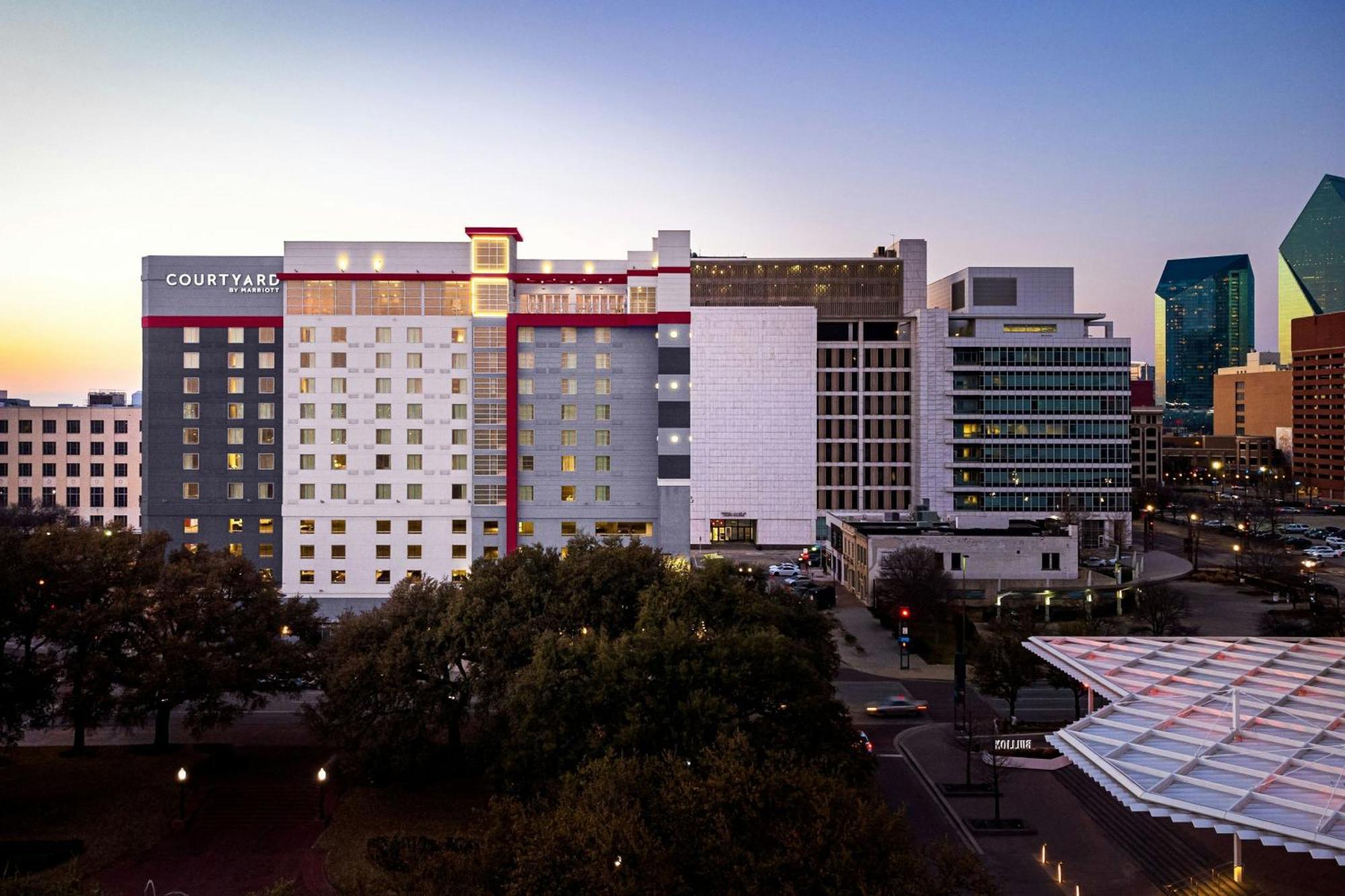Courtyard By Marriott Dallas Downtown/Reunion District Exterior photo