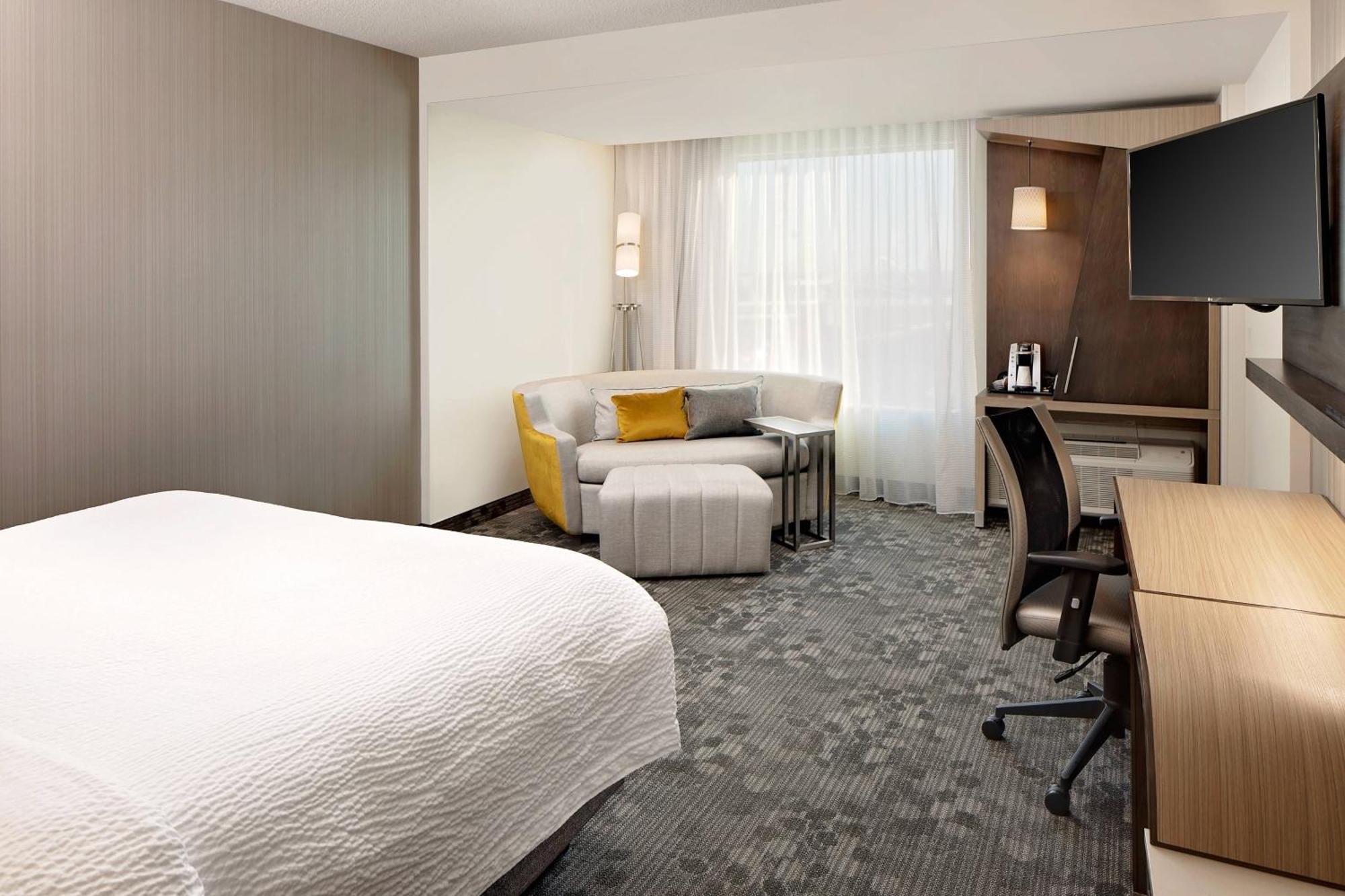 Courtyard By Marriott Dallas Downtown/Reunion District Exterior photo